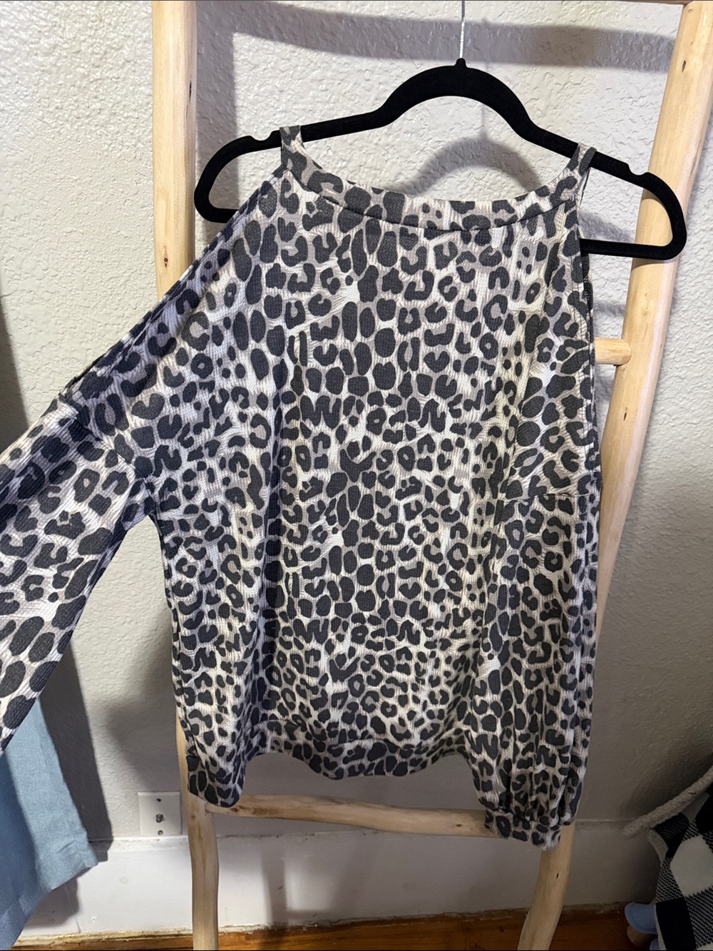 Women’s Cold-Shoulder Leopard Print Long Sleeve Top - Black/Gray